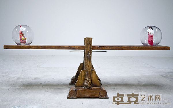 张琪凯 《平衡仪》综合材料 300×85×100cm 2006年