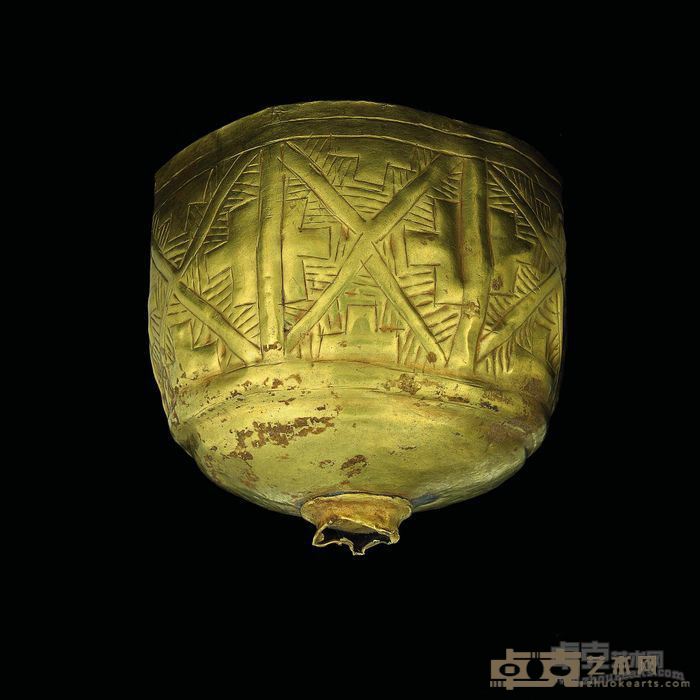 几何纹金杯 高8.40cm，直径9.94cm 公元前2200-前1900年 金